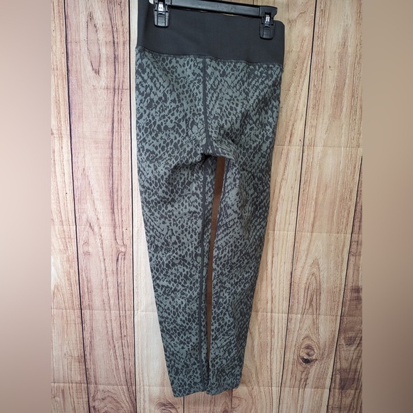 Aerie Offline Gray Snake Print High Waisted 7/8 Leggings Women’s - Picture 4 of 7